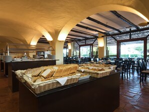 Tägliches Frühstücksbuffet (10 EUR pro Person)