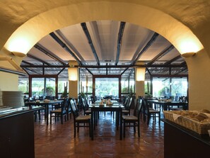 Serveert ontbijt, lunch, diner, Italiaanse gerechten 