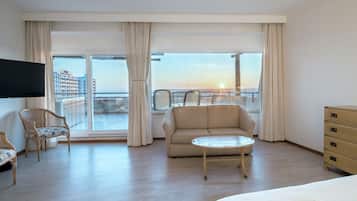 Presidentiële penthouse, 1 tweepersoonsbed, bubbelbad, uitzicht op zee | 1 slaapkamer, een minibar, een kluis op de kamer, een bureau