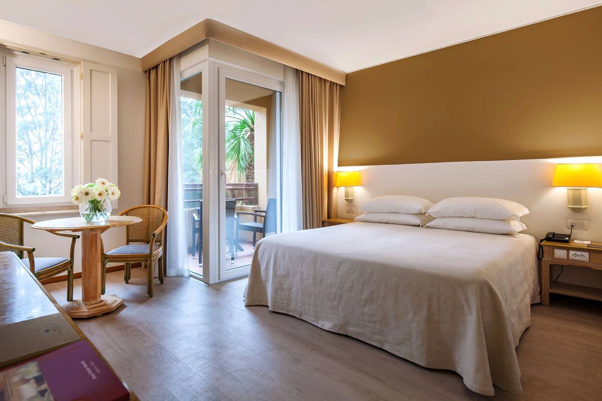 classic double or twin room | 1 bedroom, minibar, in-room safe, desk