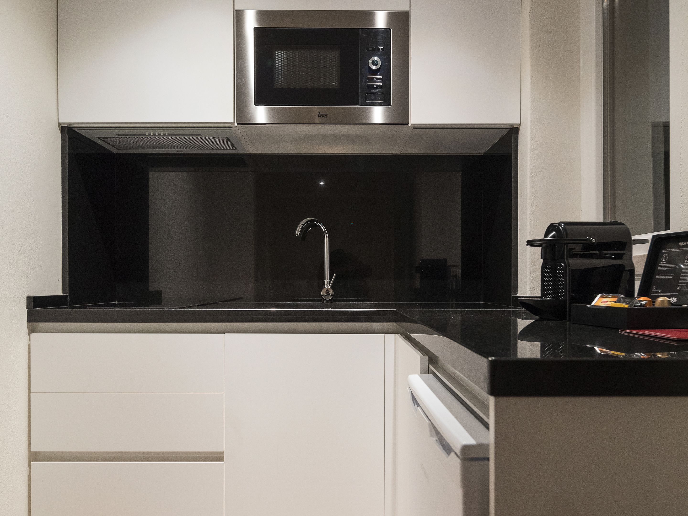 presidential penthouse, 1 double bed, hot tub, ocean view | private kitchen | coffee/tea maker, cookware/dishes/utensils