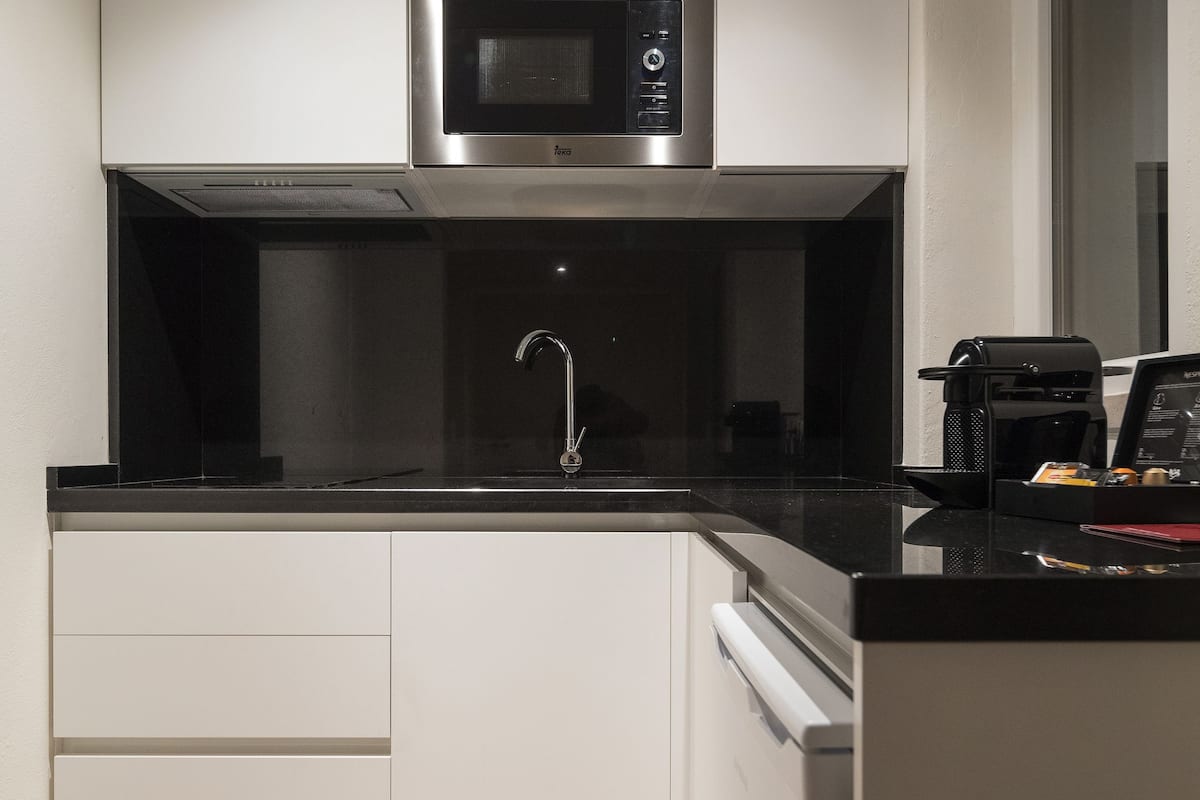 presidential penthouse, 1 double bed, hot tub, ocean view | private kitchen | coffee/tea maker, cookware/dishes/utensils