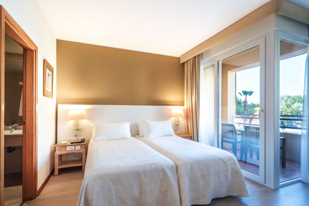 1 chambre, minibar, coffres-forts dans les chambres, bureau
