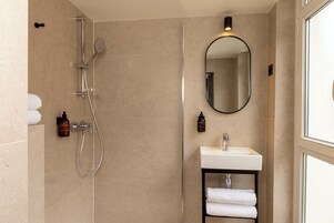 Quarto triplo | Banheiro | Secador de cabelo, toalhas de banho, sabonete, shampoo