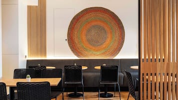 Desayuno buffet diario (EUR 14 por persona)