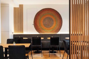 Desayuno buffet (EUR 14 por persona) 