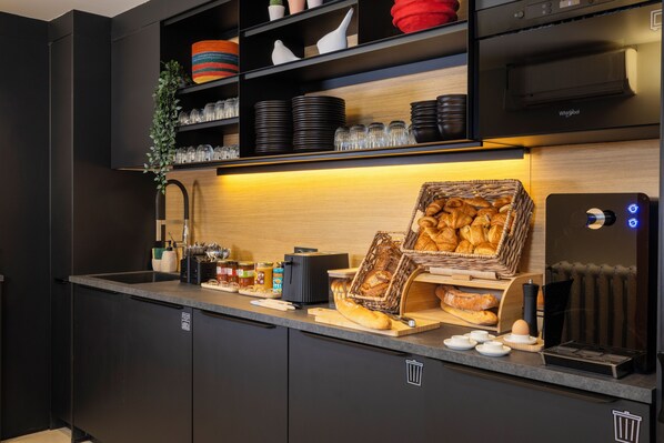 Se ofrece un desayuno bufé (14 EUR por persona)