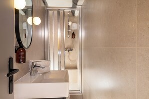 Habitación con 2 camas individuales | Baño | Secadora de cabello, toallas, jabón, shampoo 