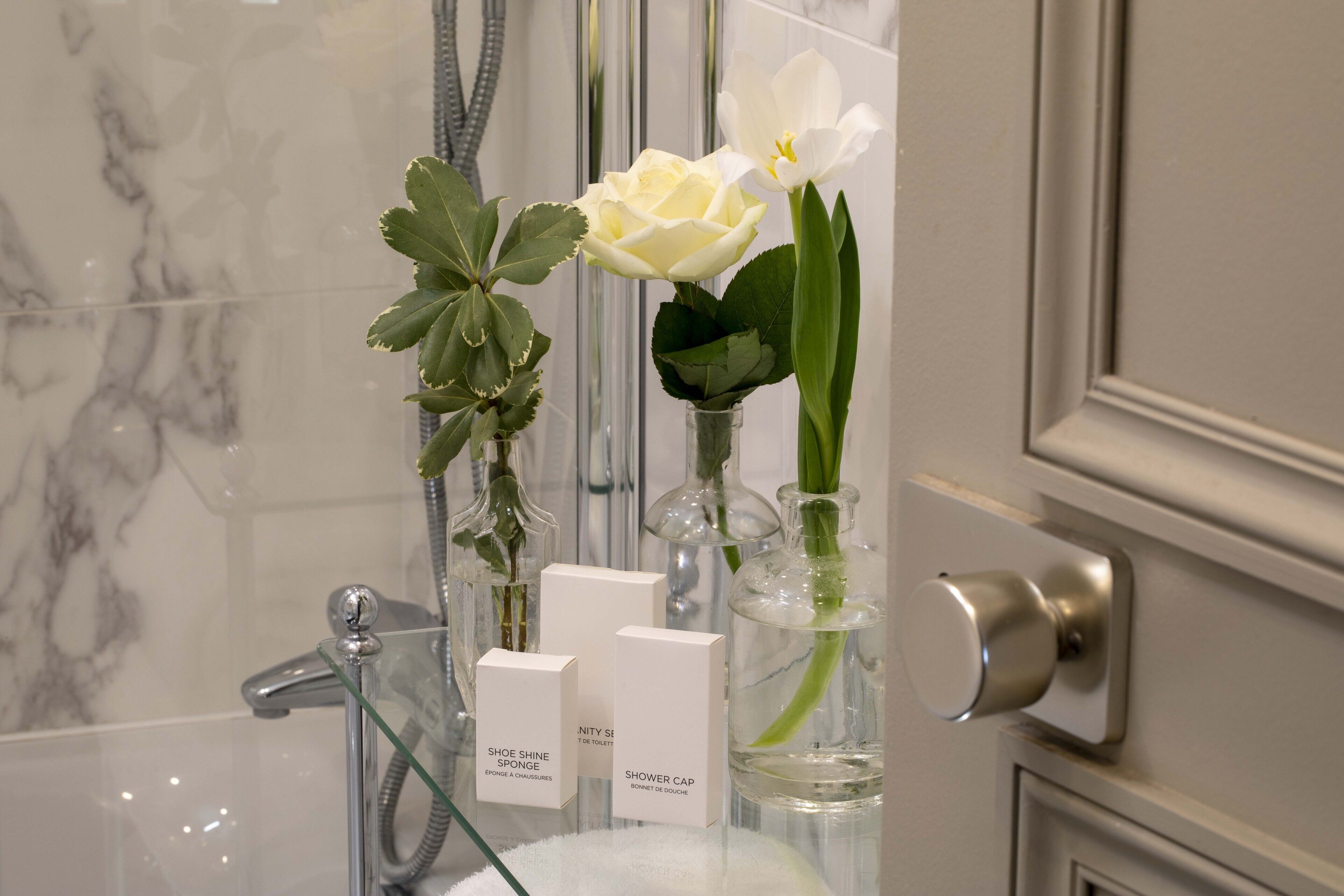 combined shower/bathtub, deep-soaking bathtub, hair dryer, towels