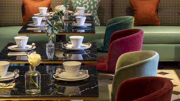 Tägliches Frühstücksbuffet (14.00 EUR pro Person)