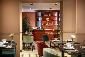 Tägliches Frühstücksbuffet (14.00 EUR pro Person)