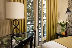 Classic Room | Minibar, in-room safe, desk, soundproofing