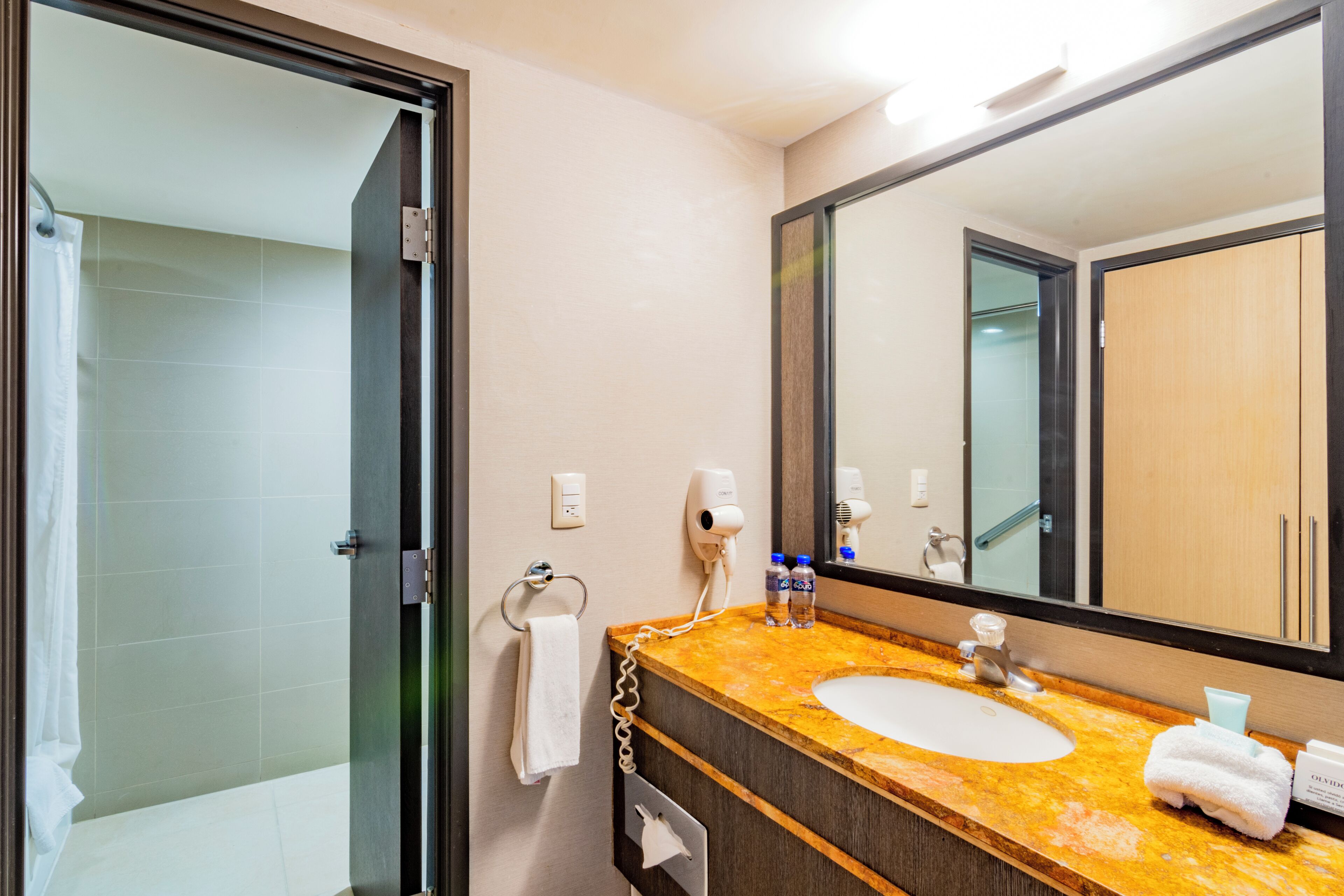 deluxe double room, balcony | bathroom | combined shower/bathtub, hair dryer, bathrobes, slippers