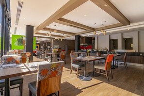 Petit déjeuner, déjeuner et dîner servis sur place