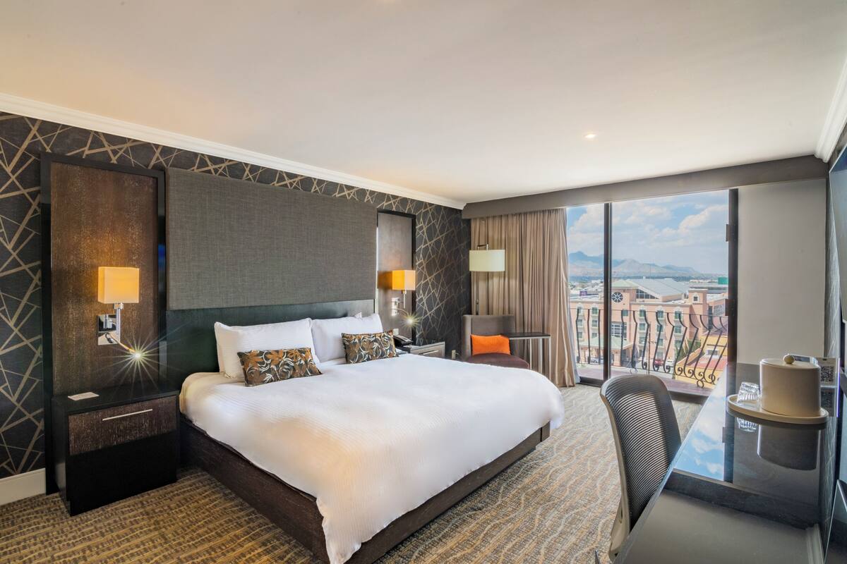 Lucerna Select, 1 King Bed | 고급 침구, 객실 내 금고, 책상, 암막 커튼