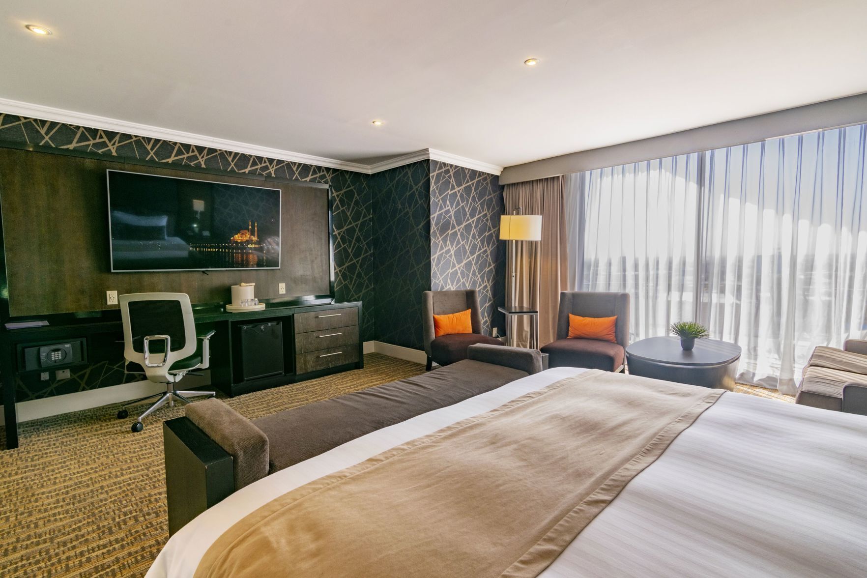 Premium bedding, in-room safe, desk, blackout drapes