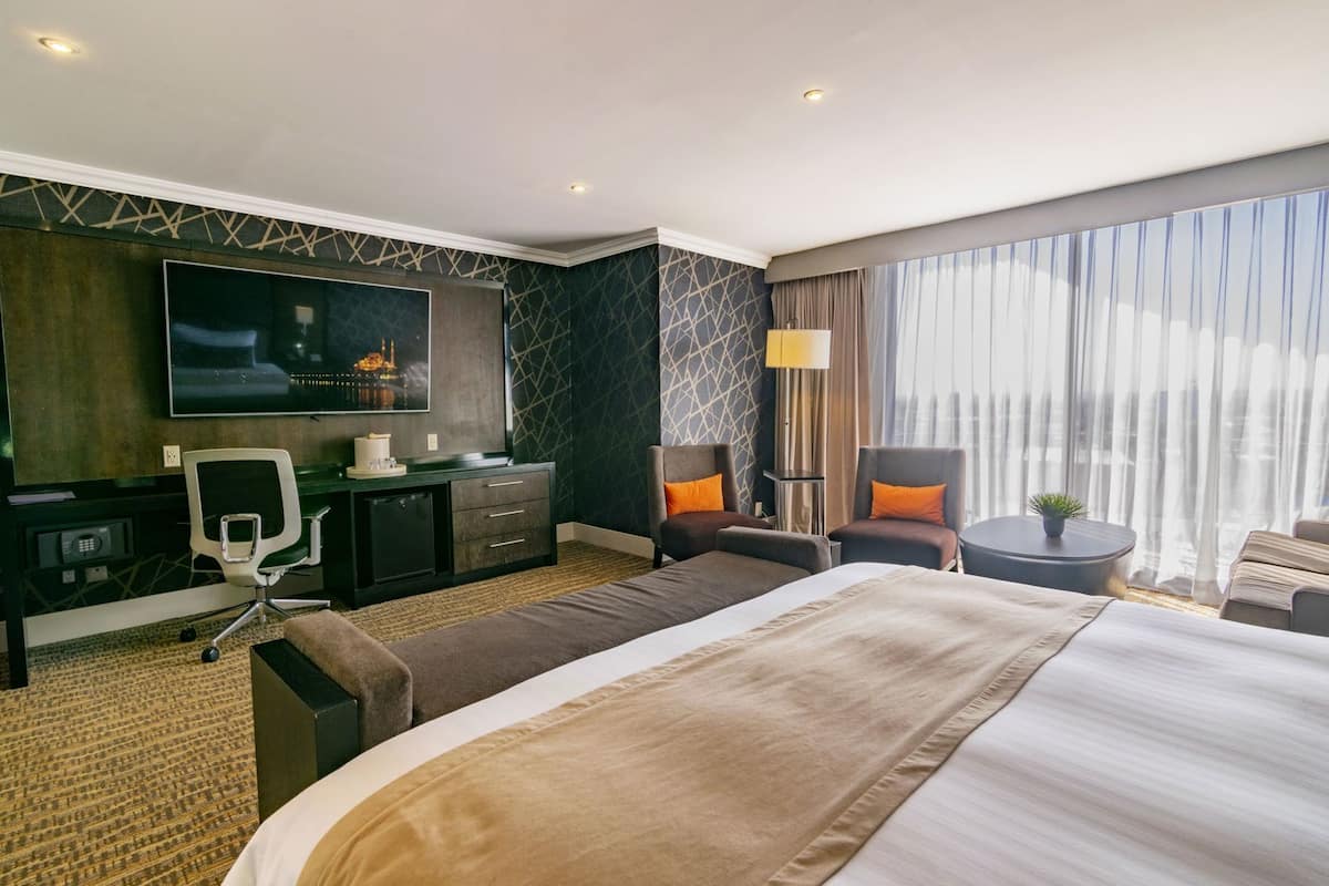 Premium bedding, in-room safe, desk, blackout drapes