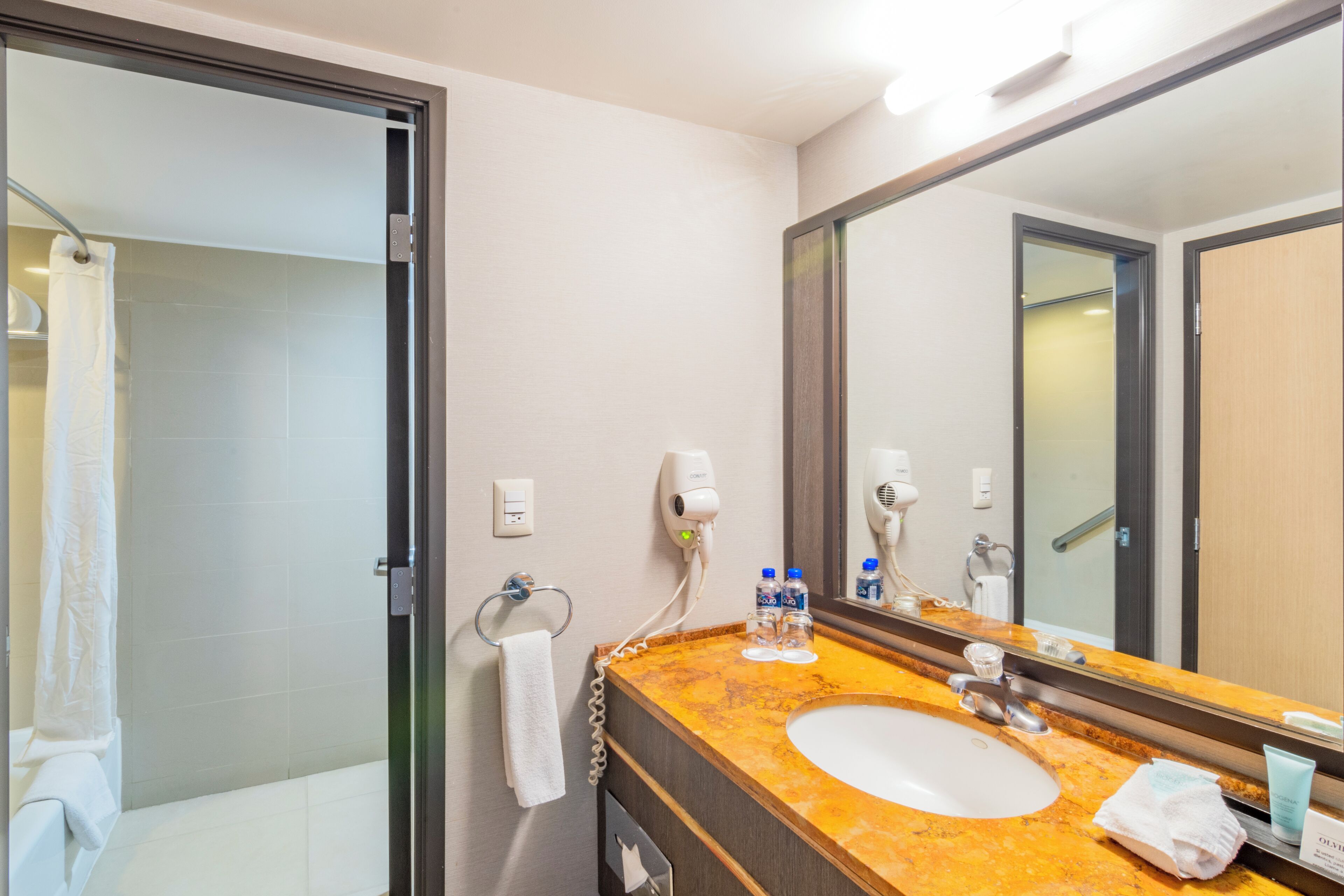 deluxe room, 1 king bed, balcony | bathroom | combined shower/bathtub, hair dryer, bathrobes, slippers