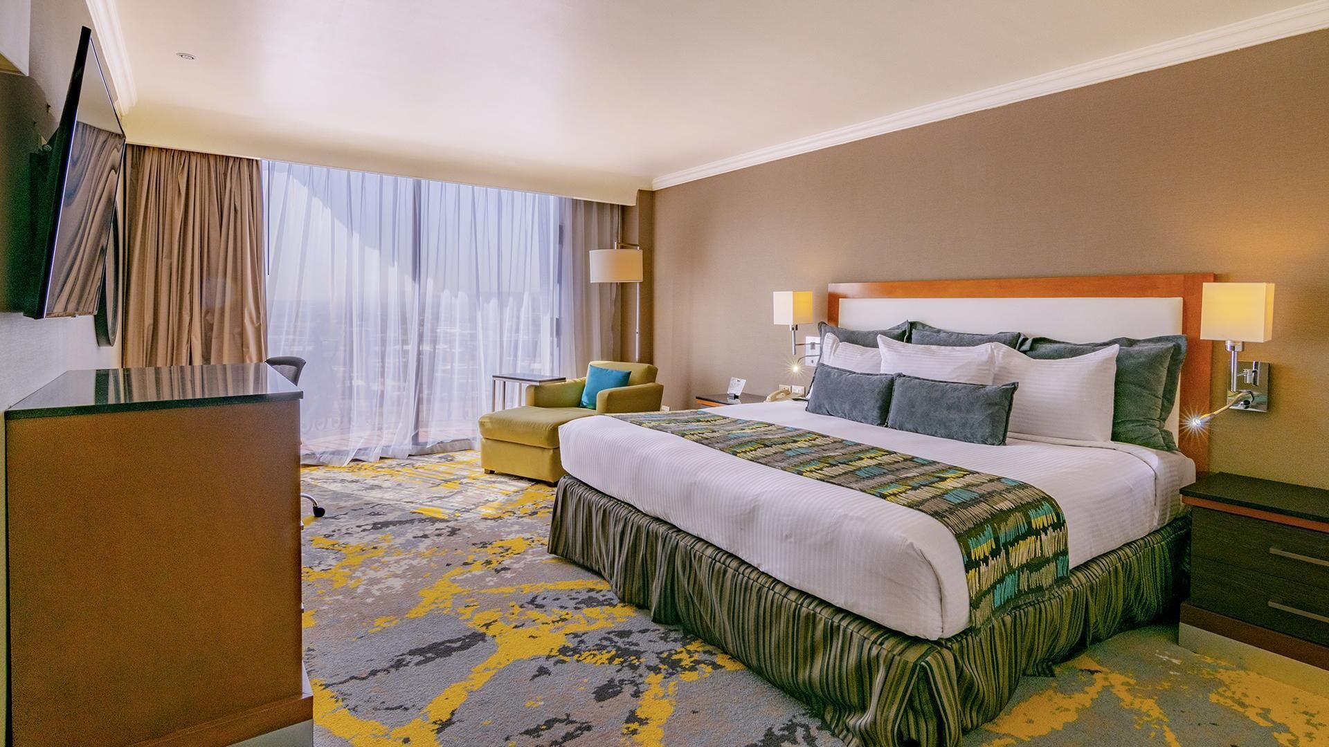 Premium bedding, in-room safe, desk, blackout drapes