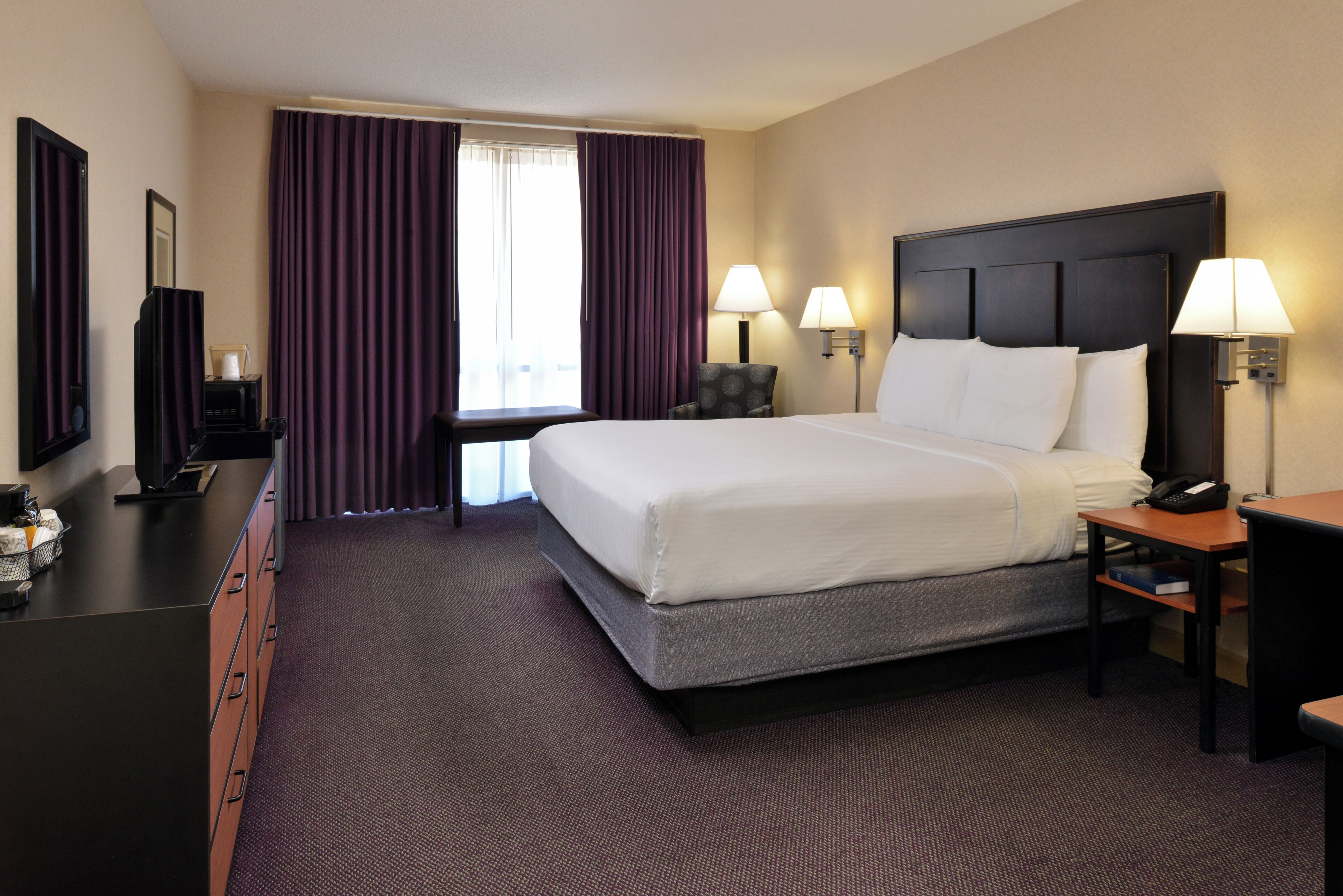 Standard Room, 1 King Bed, Non Smoking | In-room safe, iron/ironing board, free WiFi, bed sheets