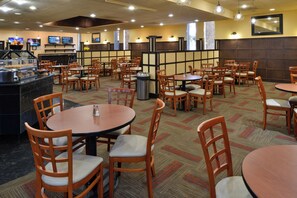 每日供應吃到飽早餐 (每人 USD11.72)