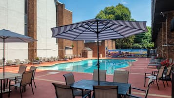 Piscine extérieure en saison