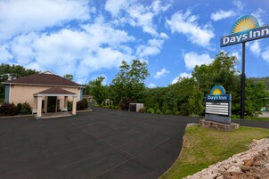 A Days Inn with a clear sky, a covered entrance, and a signboard.