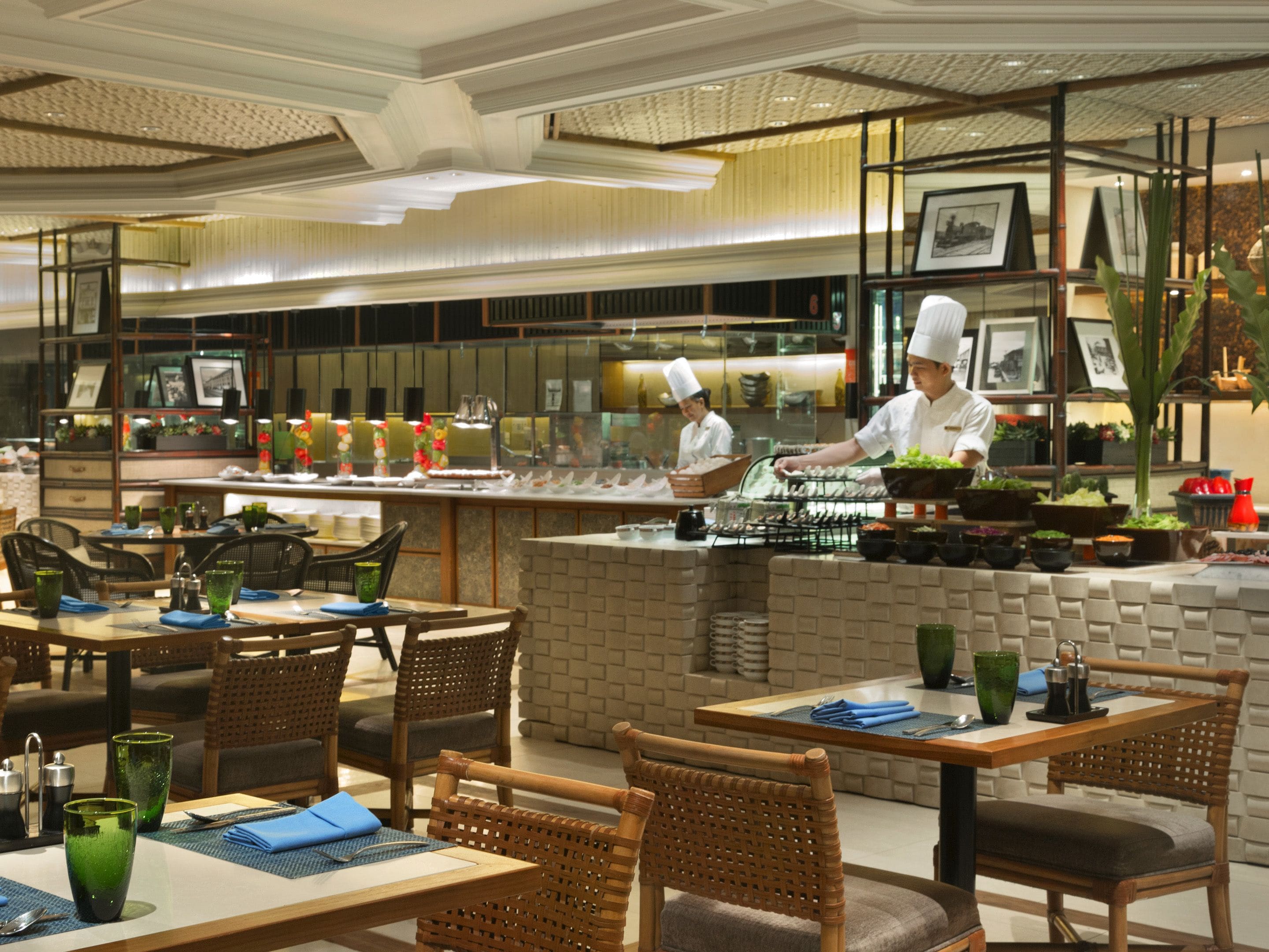 Un restaurante con una zona de bar, sillas y mesas de madera.
