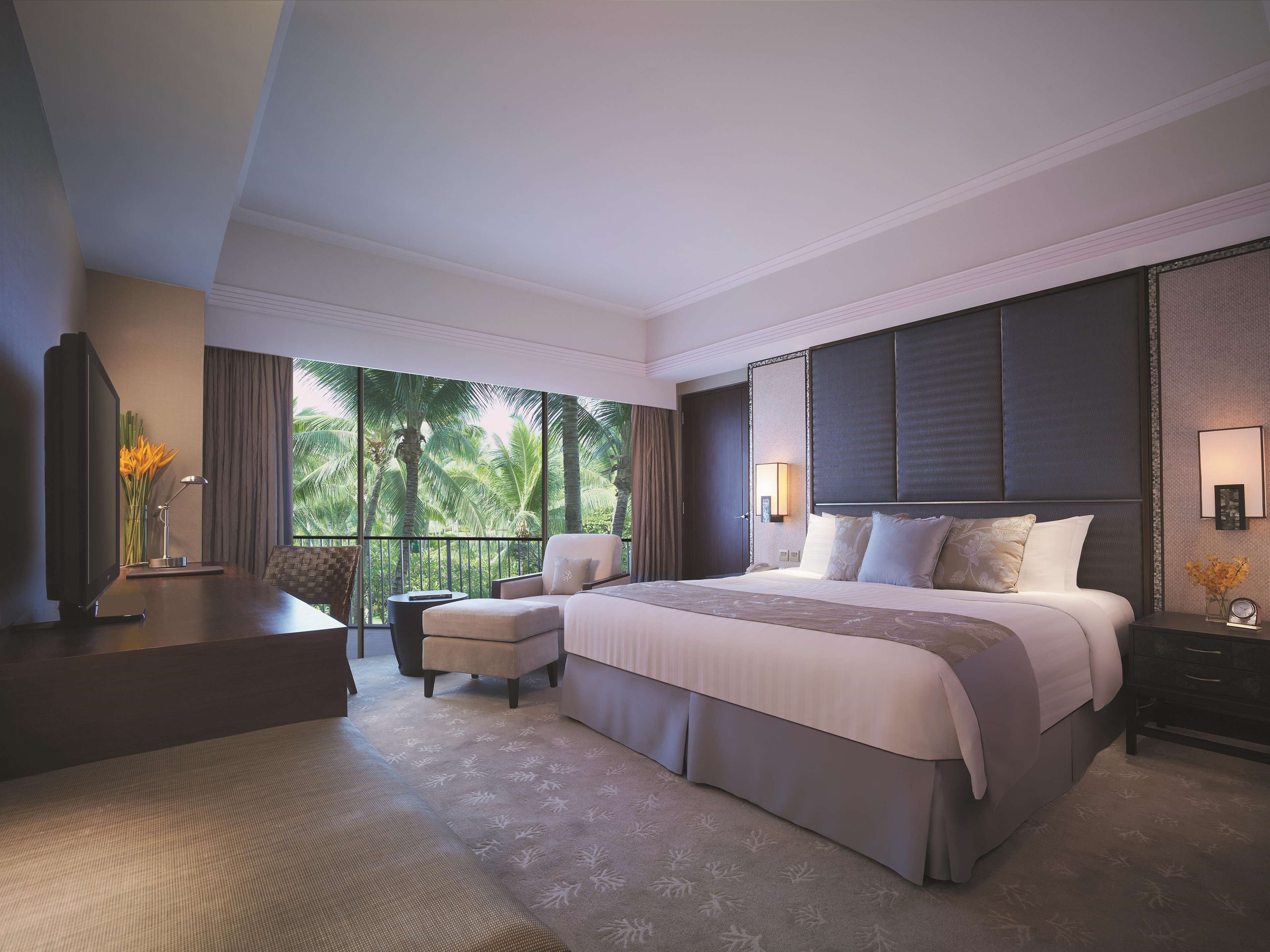 Minibar, brankas, meja kerja, dan tirai kedap cahaya