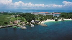 A resort with a large building, a beach, and clear blue water. - Shangri-La Mactan, Cebu (Lapu-Lapu)