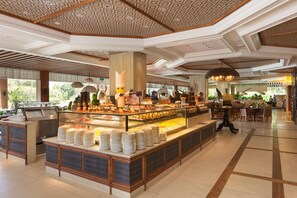 5 restaurants, breakfast served