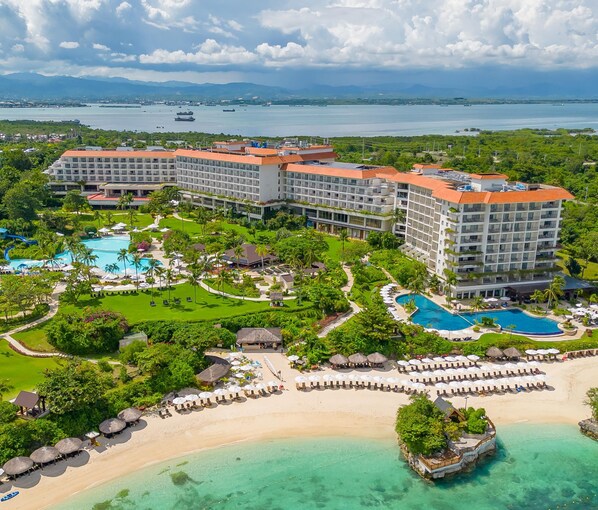 A resort with multiple swimming pools, a beach, and a view of the sea. - Shangri-La Mactan, Cebu (Lapu-Lapu)