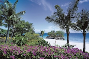 Private beach, white sand, free beach cabanas, sun loungers - Shangri-La Mactan, Cebu (Lapu-Lapu)