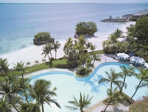 2 outdoor pools, pool loungers