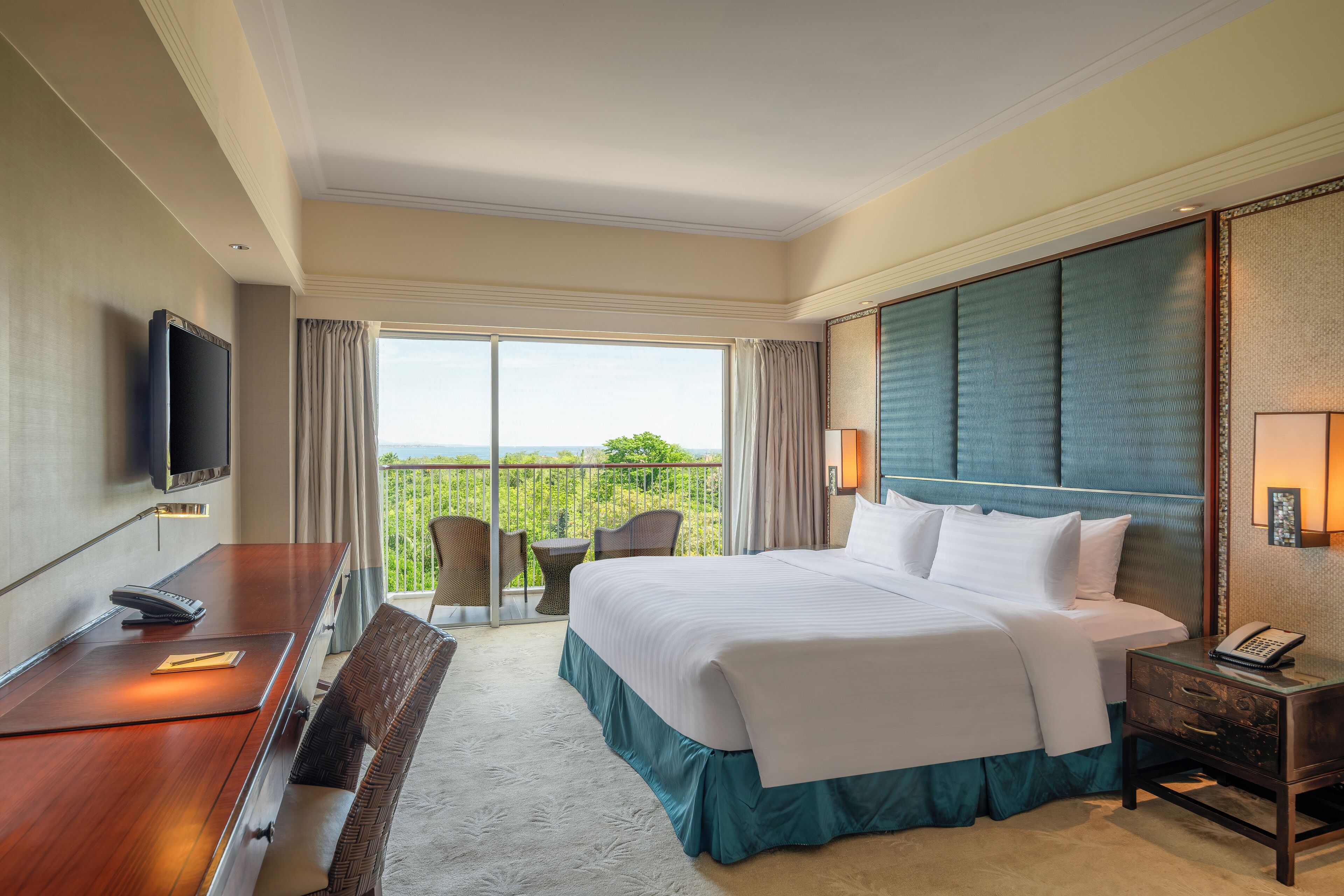 Minibar, caja de seguridad en la habitación y escritorio 