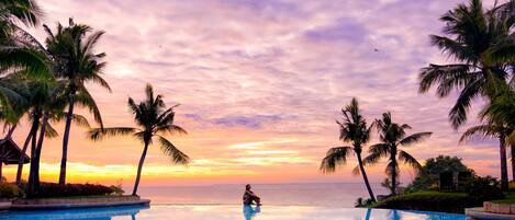 2 outdoor pools, pool loungers