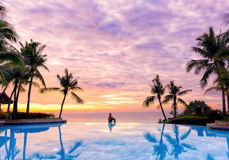 2 室外游泳池,日光浴躺椅