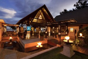5 restaurants, breakfast served