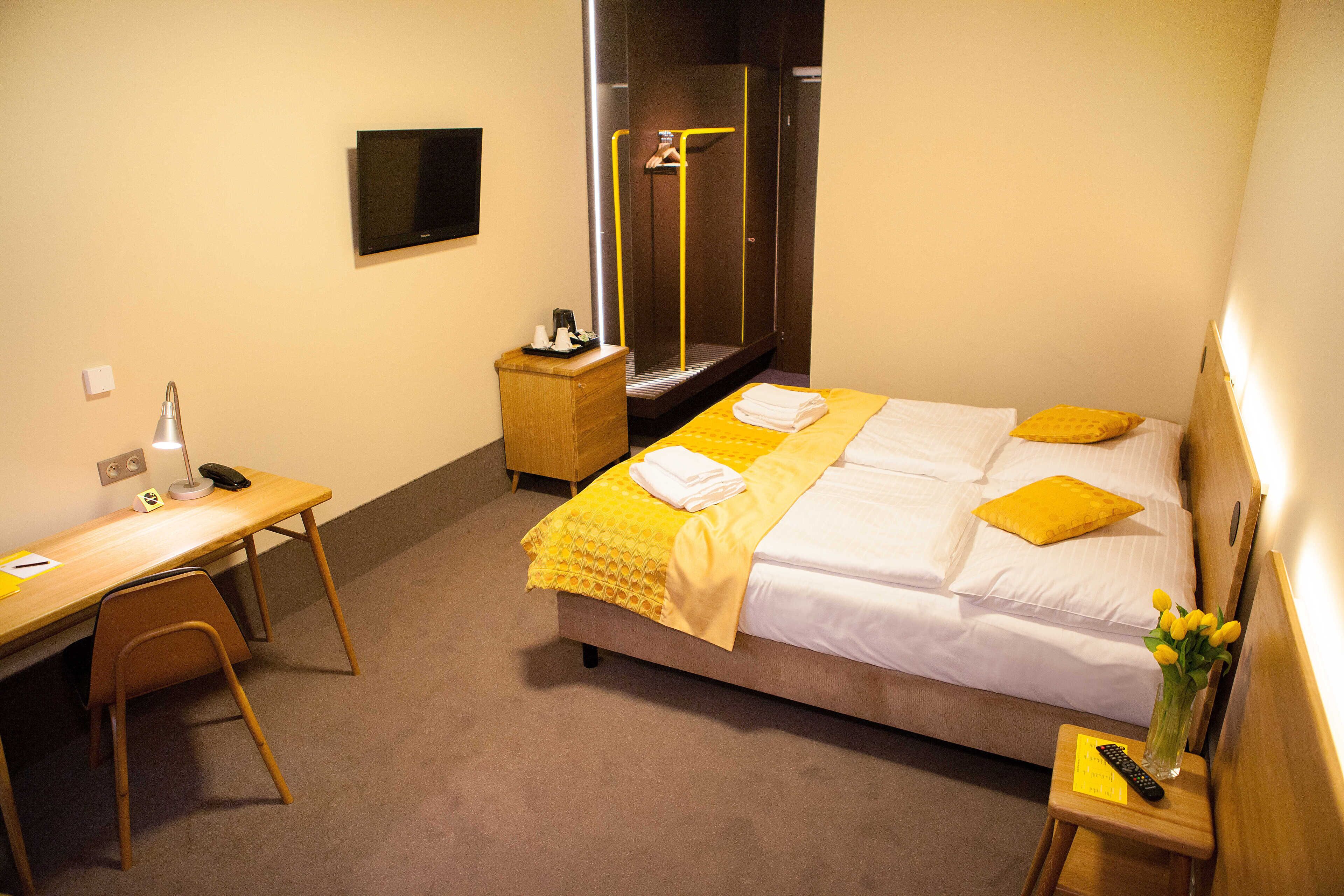 Hypo-allergenic bedding, minibar, in-room safe, desk