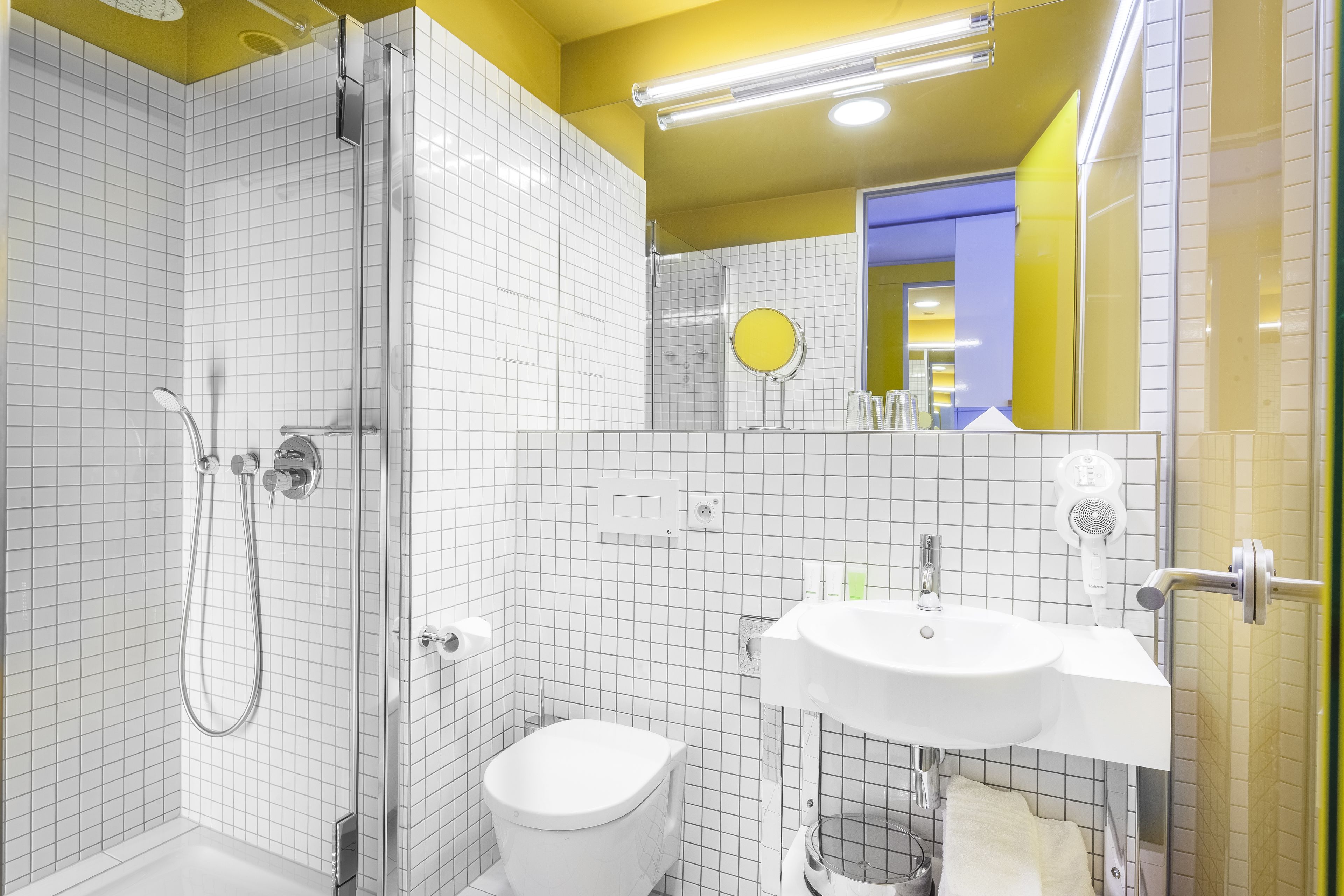 rainfall showerhead, free toiletries, hair dryer, towels