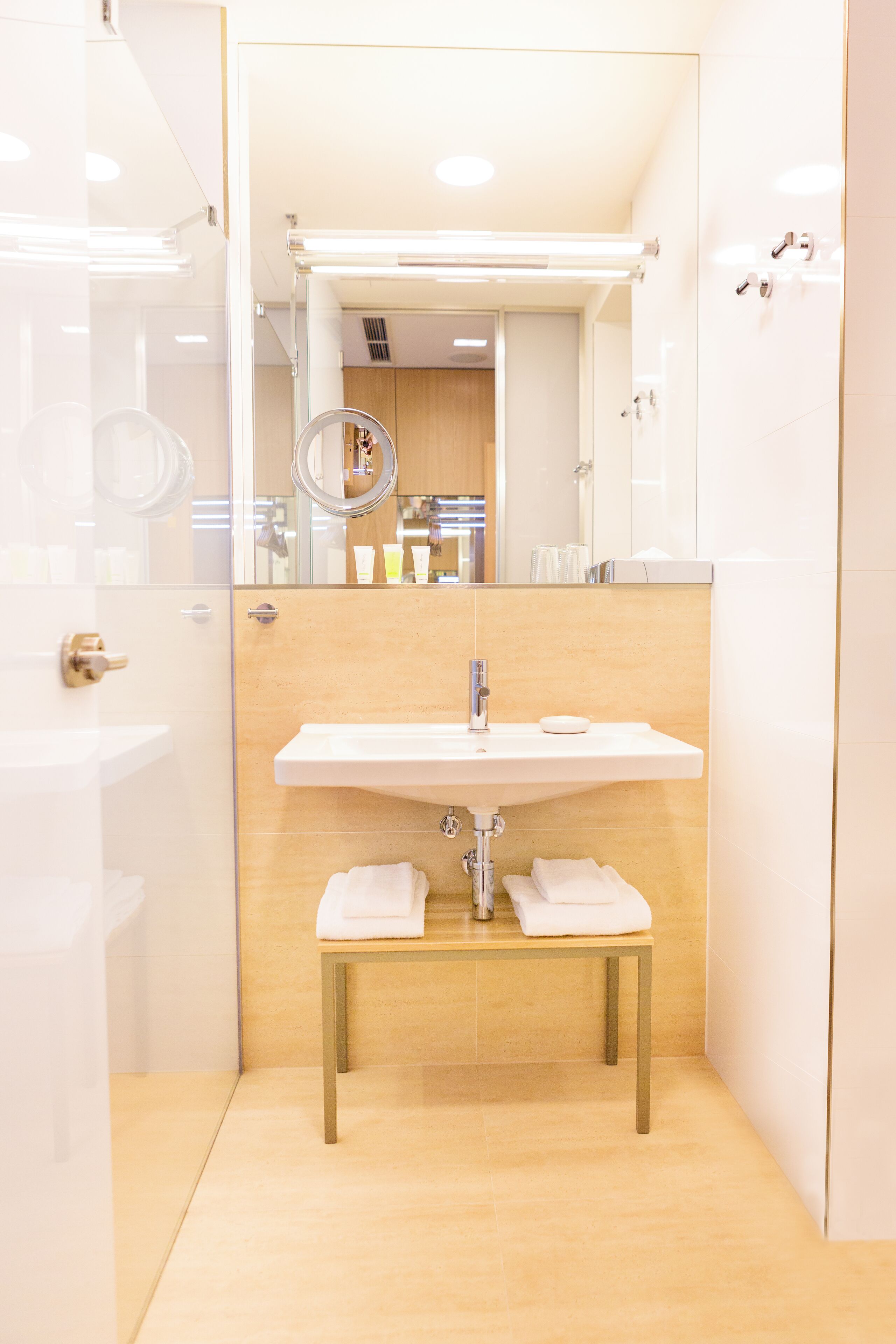 rainfall showerhead, free toiletries, hair dryer, towels