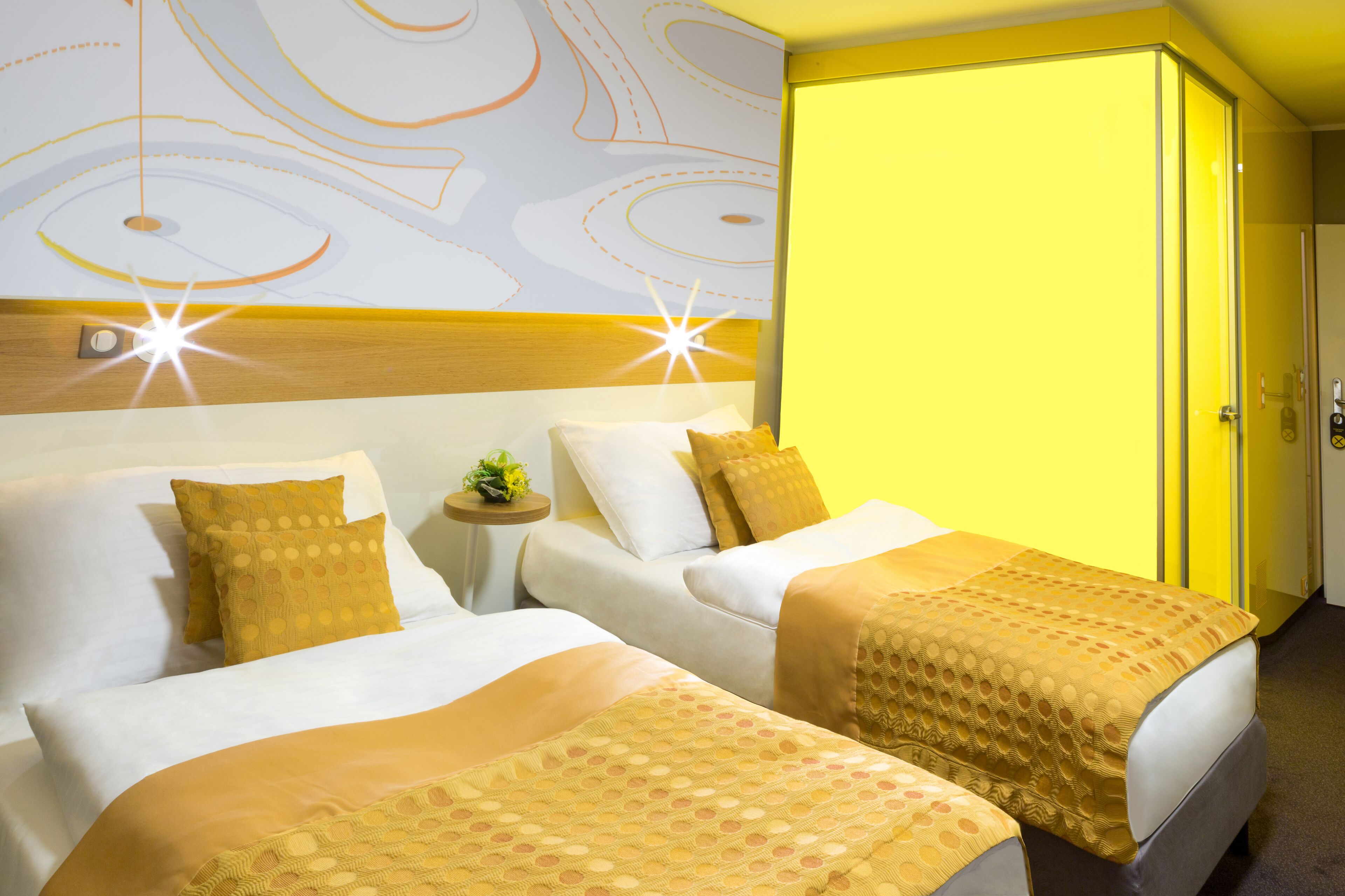 Hypo-allergenic bedding, minibar, in-room safe, desk