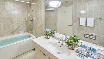 Bañera con ducha, artículos de tocador gratuitos, secador de pelo