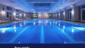 室内游泳池,10:00 至 19:00 开放,现场救生员