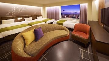 Habitación de hotel con dos camas, un sofá, una silla y vistas a la ciudad.