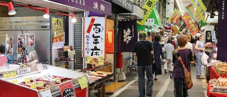 Un mercado interior concurrido y varios puestos que venden productos.