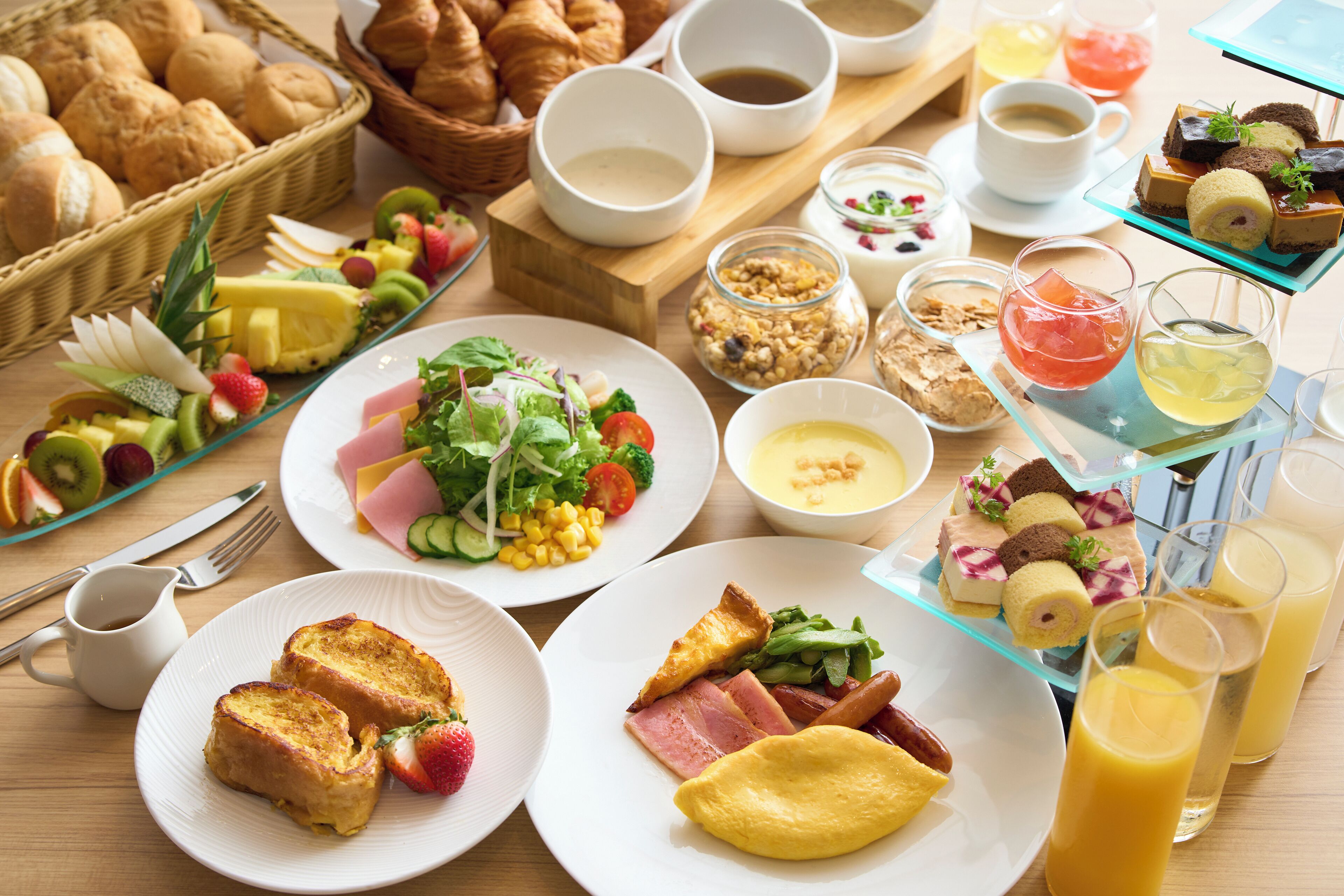 Daily buffet breakfast (JPY 3351 per person)