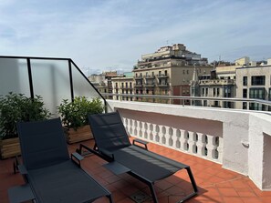 Quarto casal ou duplo superior, terraço | Roupas de cama premium, frigobar, cofres nos quartos, escrivaninha