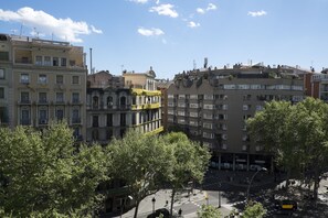 A multi-story building with balconies and a street in front. - Hotel Caledonian (Barcelona)