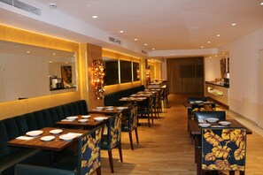 Petit déjeuner continental (14.95 EUR par personne)